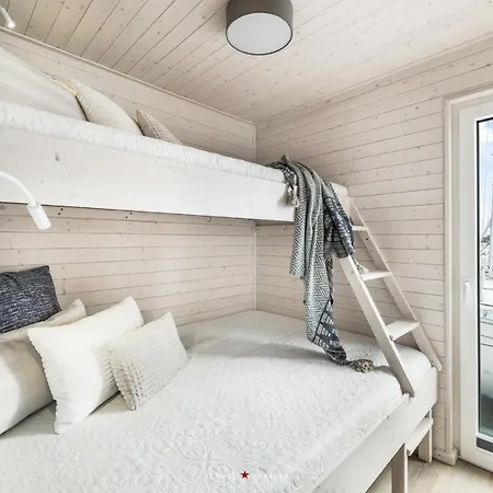 Nessie - Stern Hausboot Hotel na wodzie *