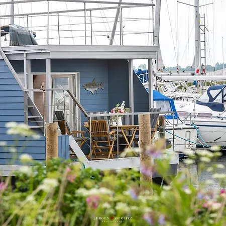 Nessie - Stern Hausboot Hotel na wodzie *