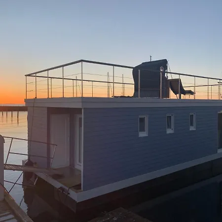 Nessie - Stern Hausboot Hotel na wodzie